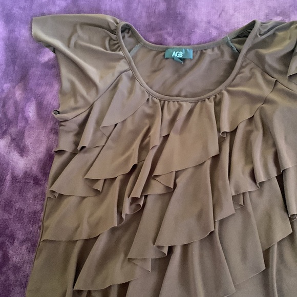 Short Sleeve Top with Ruffles - Picture 3 of 4